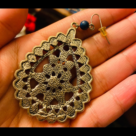 Blue beaded teardrop dangle earrings - Picture 2 of 2